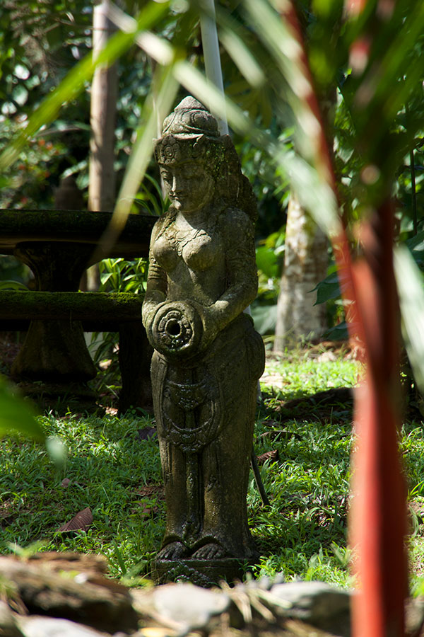 costa-rica-statue-2.jpg